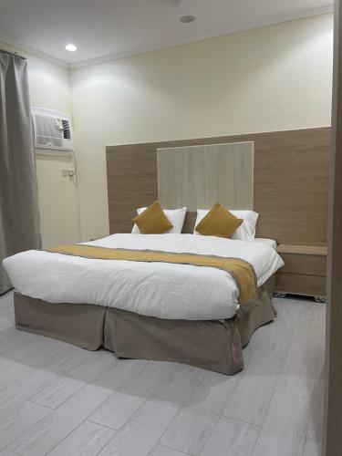 ein Schlafzimmer mit einem großen Bett mit Kissen darauf in der Unterkunft سما2 in Yanbu