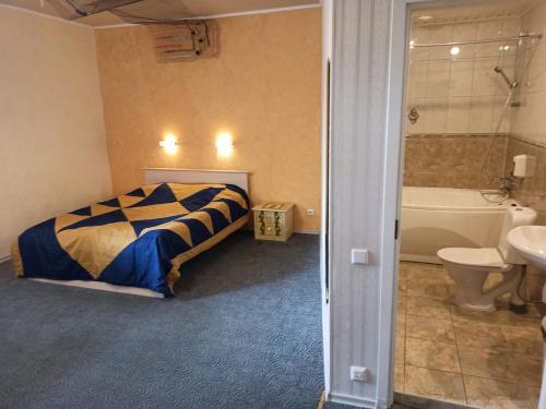 1 dormitorio con cama, bañera y lavamanos en Hotel Laagna, en Laagna