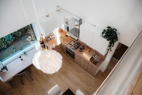 an overhead view of a kitchen and living room with a table at La Casa di Gabri in Málchina