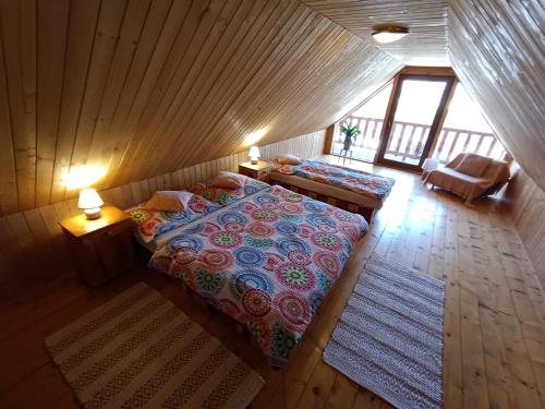 Postel nebo postele na pokoji v ubytování Zbojnícka drevenica 3