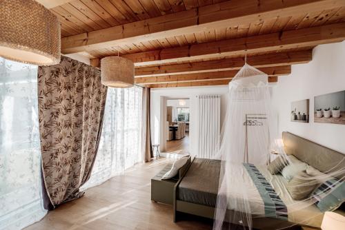 sypialnia z łóżkiem i dużym oknem w obiekcie La Casa di Gabri w mieście Málchina