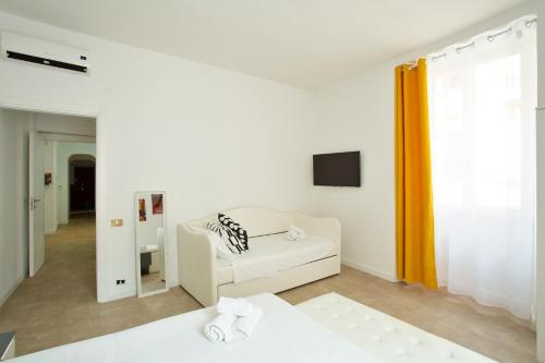 uma sala de estar com um sofá branco e uma televisão em DrsRome-Cavour em Roma