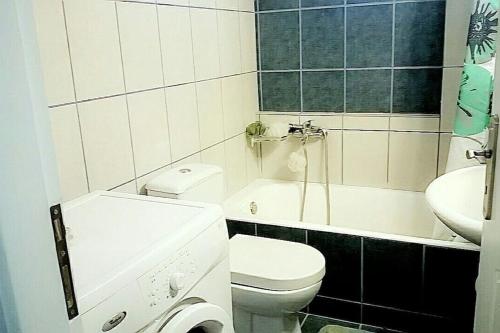 Baño blanco con aseo y lavamanos en Two-floor fully equipped maisonette in the nature, 