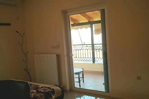 a mirror in a room with a door to a balcony at Μεζονέτα 5 υπνοδωμάτια, πλήρως εξοπλισμένη και με φορτιστή ηλεκτρικού αυτοκινήτου in Arfará
