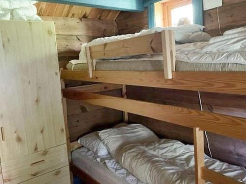 2 lits superposés dans une cabane en rondins dans l'établissement Holiday home Bryggja II, à Bryggja