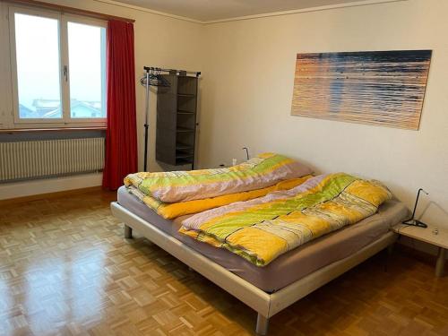 - une chambre avec un lit et 2 oreillers dans l'établissement Villa Monkey, à Brienz