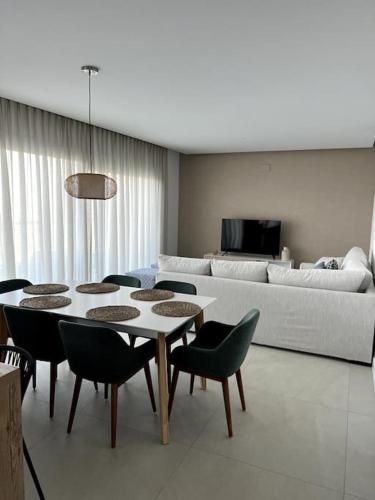 sala de estar con mesa, sillas y sofá en Luxury penthouse with sea view in La Cala Golf Resort, en La Cala de Mijas