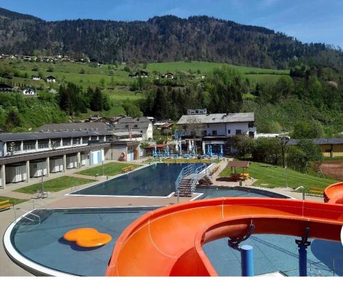 uma piscina com escorrega num resort em Hotel Lercher em Sankt Veit im Pongau