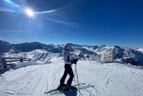 una persona en esquís en la cima de una montaña en Hotel Lercher, en Sankt Veit im Pongau