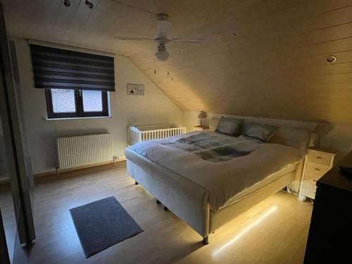 sypialnia z dużym łóżkiem w pokoju w obiekcie Huys In As w mieście As