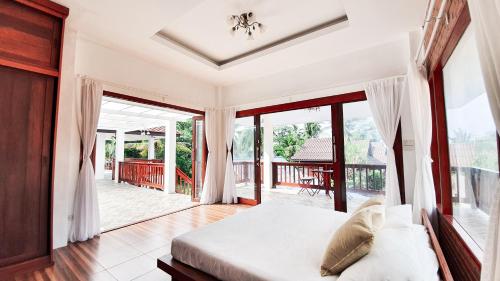 Postel nebo postele na pokoji v ubytování Baan Bhuwann Holiday Apartment