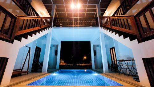 Bazén v ubytování Baan Bhuwann Holiday Apartment nebo v jeho okolí