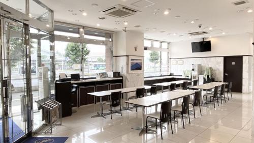 TV a/nebo společenská místnost v ubytování Toyoko Inn Moriya Ekimae