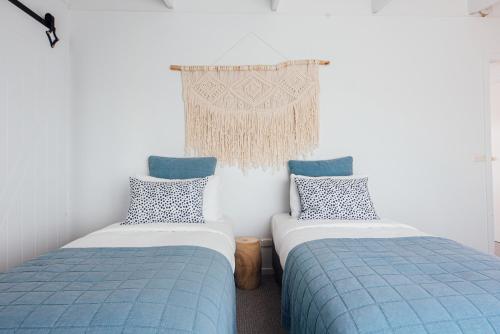 Postel nebo postele na pokoji v ubytování Port O' Call Motel