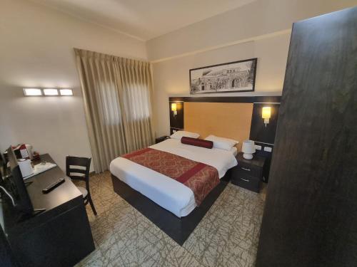 Postel nebo postele na pokoji v ubytování New Capitol Hotel - Jerusalem