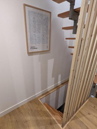 un escalier avec une photo sur le mur à côté d'un escalier dans l'établissement Le 5 bis, une maison de ville dans le centre historique, à Saint-Galmier