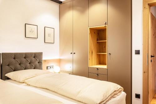 een slaapkamer met een bed en een kast bij Residence Skutial App Santner in Castelrotto