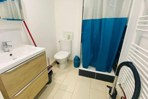 ein Bad mit einem Waschbecken, einem WC und einer Dusche in der Unterkunft Montpellier Antigone : Studio récent 4 personnes in Montpellier