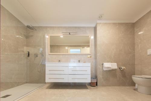 W łazience znajduje się prysznic, umywalka i toaleta. w obiekcie Hotel Numana Palace w mieście Numana
