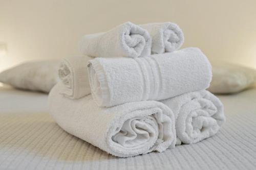 una pila de toallas sentadas encima de una cama en Casa Carla, en Lerici