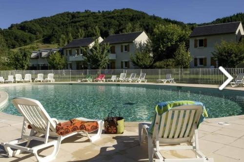 Bazén v ubytovaní Piscine, vacances et nature - Séjour classé alebo v jeho blízkosti