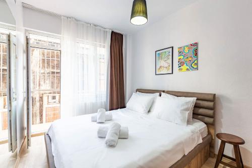 ein Schlafzimmer mit einem weißen Bett und Handtüchern darauf in der Unterkunft Central Besiktas in Istanbul