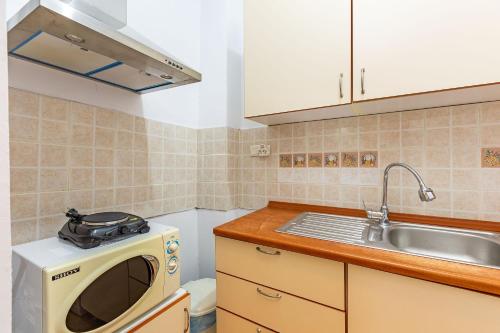 eine Küche mit Mikrowelle und Spüle in der Unterkunft Central Besiktas in Istanbul