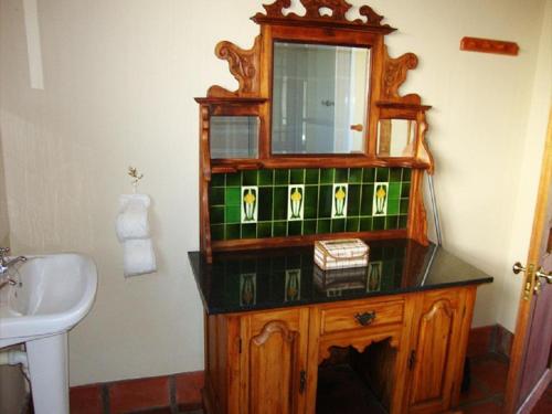 a bathroom with a vanity with a mirror and a sink at Eikelaan Farm Cottages in Tulbagh