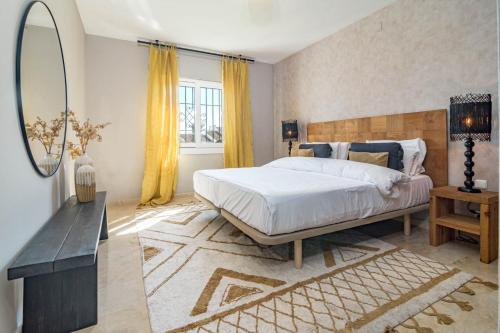 sypialnia z dużym łóżkiem i lustrem w obiekcie MA7B-Stunning holiday home top location w Marbelli
