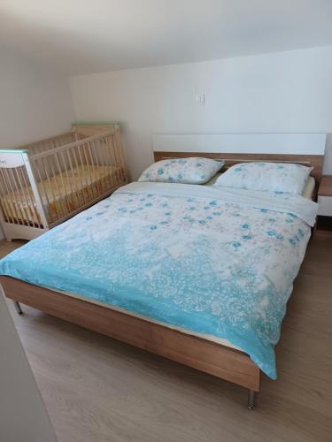 Ένα ή περισσότερα κρεβάτια σε δωμάτιο στο Apartmani Sunčev sjaj