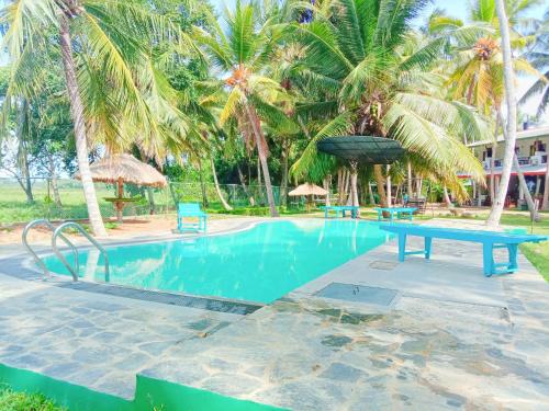 Kolam renang di atau dekat dengan Lake Edge Holiday Inn