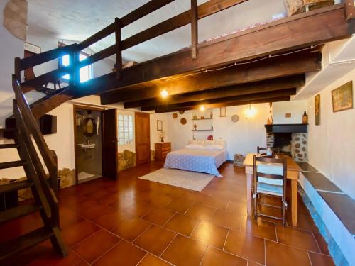 Habitación grande con cama y altillo. en Tenuta Blancamar Country Bed & Breakfast, en Crisionis