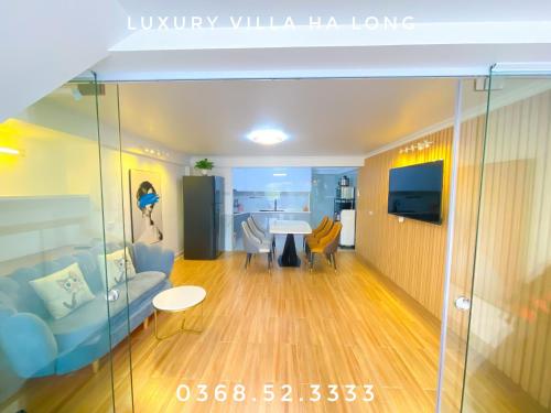 sala de estar con sofá azul y mesa en Luxury Villa Ha Long en Ha Long
