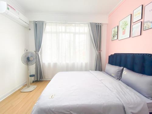 Un dormitorio con una cama grande y una ventana en Luxury Villa Ha Long, en Ha Long