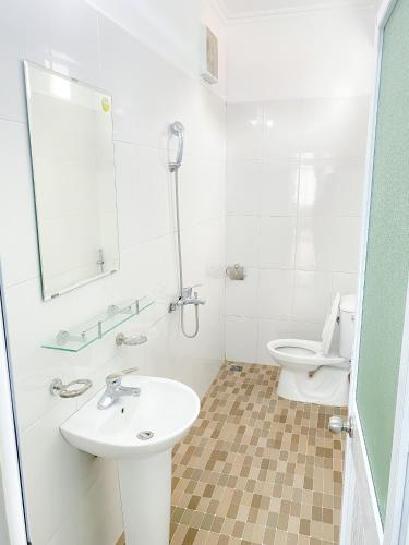 a white bathroom with a sink and a toilet at Nắng House - Ngôi Nhà 5 Phòng Ngủ cách công viên Sun World 500m in Ha Long