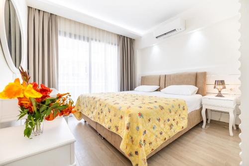 ein Hotelzimmer mit einem Bett und einem Fenster in der Unterkunft Princess Kinli Suites Hotel in Marmaris