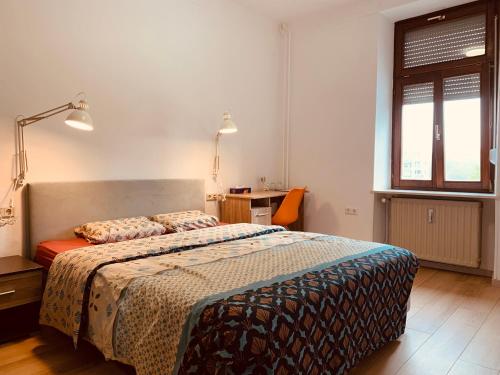 Schlafzimmer mit einem Bett, einem Schreibtisch und einem Fenster in der Unterkunft Nice rooms in Beggen house - In Luxembourg city in Luxemburg (Stadt)