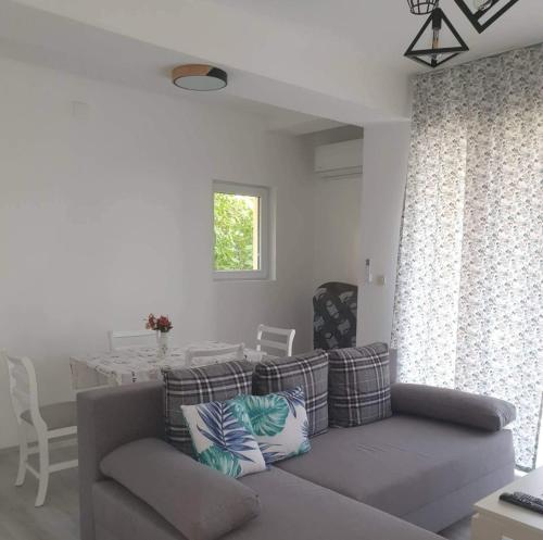 een woonkamer met een bank en een tafel bij Cavleski apartment in Prilep