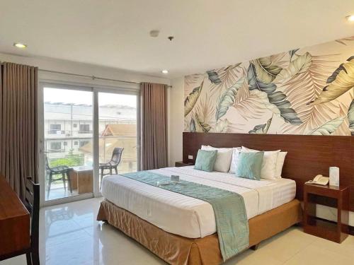 - une chambre avec un lit orné d'une peinture murale dans l'établissement Jony's Boutique Hotel, à Boracay