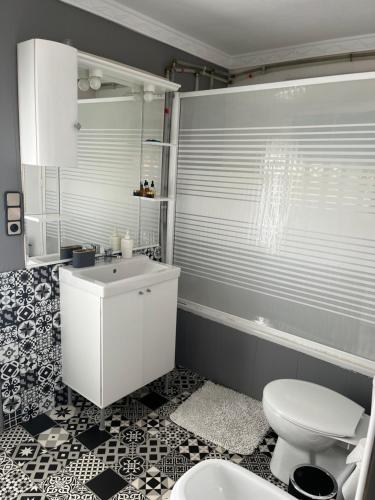 bagno con servizi igienici bianchi e lavandino di Casa Rústica ad Albacete