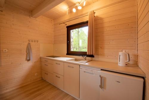 uma cozinha com um lavatório e uma janela em Ośrodek Wypoczynkowy Laguna em Lubniewice