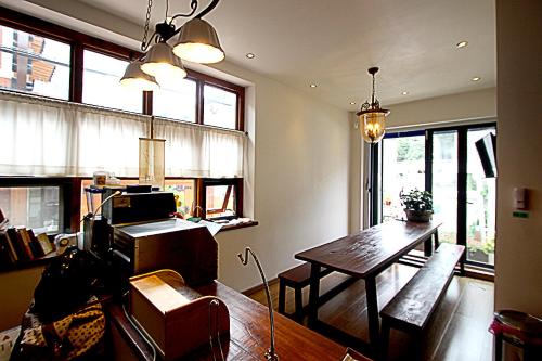 Yujeong Guesthouse في جيونجو: غرفة معيشة فيها طاولة ومكتب