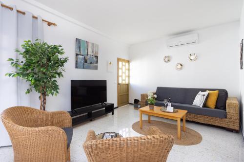 Casa Maruca with Roque Nublo view في تيخيدا: غرفة معيشة مع أريكة وطاولة