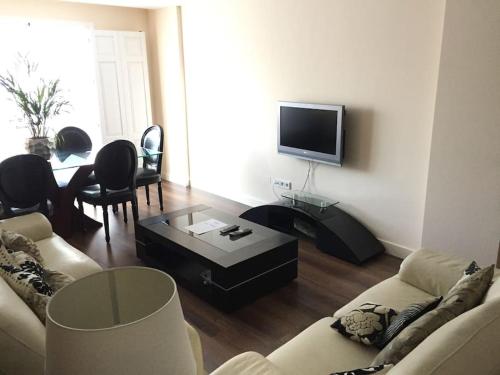 sala de estar con sofá y mesa de centro en Preciosa vivienda en en centro de Cartagena +WiFi, en Cartagena