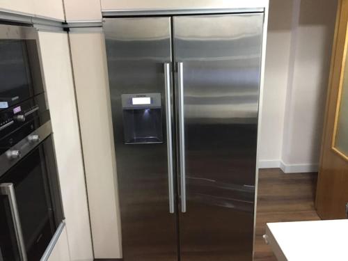 La cuisine est équipée d'un grand réfrigérateur en acier inoxydable. dans l'établissement Preciosa vivienda en en centro de Cartagena +WiFi, à Carthagène
