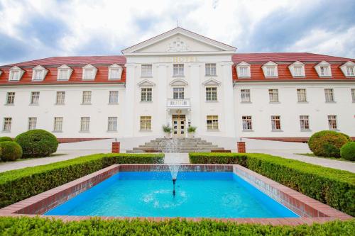 a building with a fountain in front of it at SeeHotel Großräschen in Großräschen