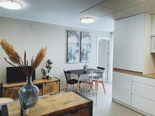 uma cozinha e sala de jantar com mesa e cadeiras em Apartamentos Martalia Namar centro em Ronda