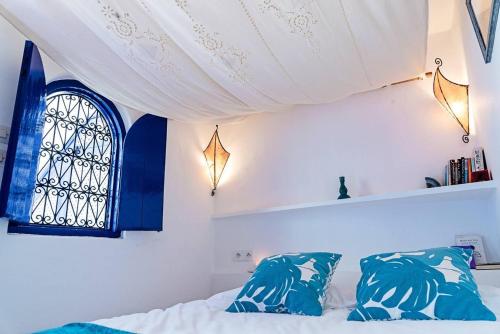 מיטה או מיטות בחדר ב-Romantic stylish riad with two fabulous terraces