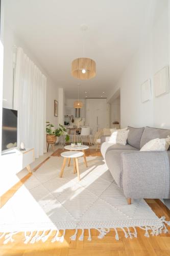Bright 2BD Apt next to Acropolis
