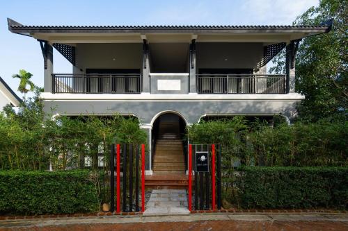 una casa con una puerta roja delante de ella en Da Nang Mikazuki Japanese Villas & Spa en Da Nang
